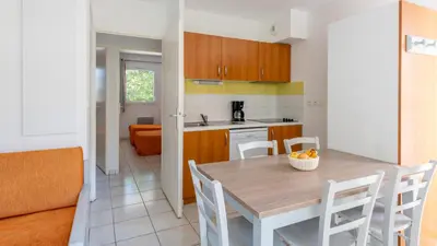 Cuisine ou kitchenette dans l'établissement Vacancéole - Le Domaine des Grands Lacs