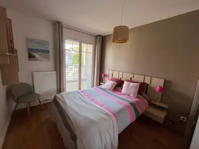 Un ou plusieurs lits dans un hébergement de l'établissement Appartement T4 avec Terrasse, Piscine et Proche Dune du Pyla - FR-1-319-154