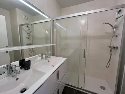 Salle de bains dans l'établissement Appartement T4 avec Terrasse, Piscine et Proche Dune du Pyla - FR-1-319-154