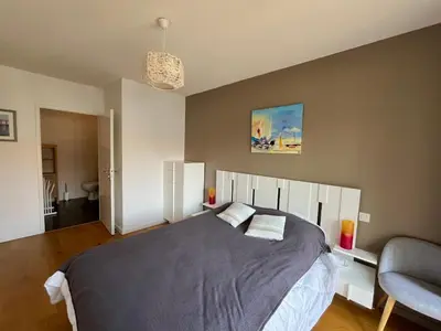 Un ou plusieurs lits dans un hébergement de l'établissement Appartement T4 avec Terrasse, Piscine et Proche Dune du Pyla - FR-1-319-154