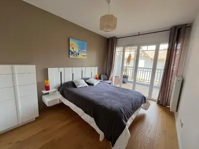 Un ou plusieurs lits dans un hébergement de l'établissement Appartement T4 avec Terrasse, Piscine et Proche Dune du Pyla - FR-1-319-154