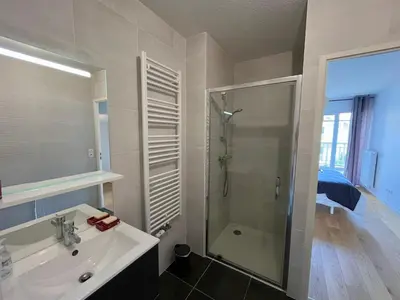 Salle de bains dans l'établissement Appartement T4 avec Terrasse, Piscine et Proche Dune du Pyla - FR-1-319-154