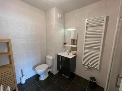 Salle de bains dans l'établissement Appartement T4 avec Terrasse, Piscine et Proche Dune du Pyla - FR-1-319-154