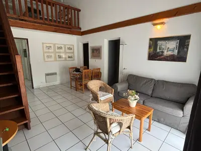 Coin salon dans l'établissement Maison en Duplex au Pied des Dunes à Biscarrosse - Calme et Confort, Parking et Terrasse - FR-1-319-183