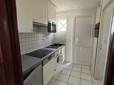 Cuisine ou kitchenette dans l'établissement Maison en Duplex au Pied des Dunes à Biscarrosse - Calme et Confort, Parking et Terrasse - FR-1-319-183