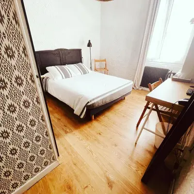 Un ou plusieurs lits dans un hébergement de l'établissement Hôtel et RESTAURANT traditionnel L' Escalandes