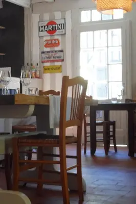 Télévision ou salle de divertissement dans l'établissement Hôtel et RESTAURANT traditionnel L' Escalandes