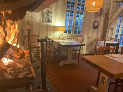 Restaurant ou autre lieu de restauration dans l'établissement Hôtel et RESTAURANT traditionnel L' Escalandes