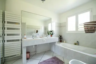 Salle de bains dans l'établissement Villa Messanges (piscine & spa)