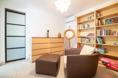 Bibliothèque dans la villa