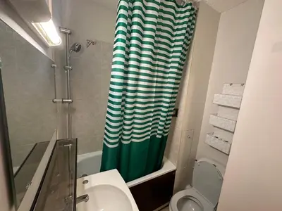 Salle de bains dans l'établissement Appartement cosy à 300m de l'océan au cœur de la station - Balcon et parking sécurisé - FR-1-239-144