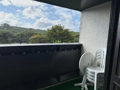 Balcon ou terrasse dans l'établissement Appartement cosy à 300m de l'océan au cœur de la station - Balcon et parking sécurisé - FR-1-239-144