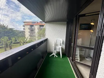 Balcon ou terrasse dans l'établissement Appartement cosy à 300m de l'océan au cœur de la station - Balcon et parking sécurisé - FR-1-239-144