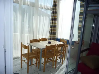 Coin salon dans l'établissement Biscarrosse Plage - Studio cabine: 4 pers, proche plages et commerces, ménage inclus - FR-1-319-191