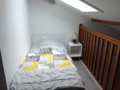 Un ou plusieurs lits dans un hébergement de l'établissement Maison Jumelée à 2 Pas de la Plage - Piscine, Terrasse, Parking Privé - Idéale Famille / Amis - FR-1-319-193