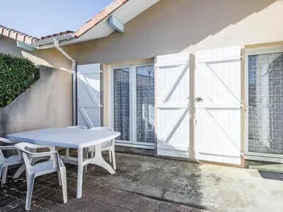 Balcon ou terrasse dans l'établissement Maison Jumelée à 2 Pas de la Plage - Piscine, Terrasse, Parking Privé - Idéale Famille / Amis - FR-1-319-193