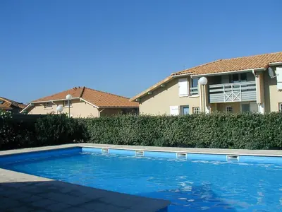 Piscine de l'établissement Maison Jumelée à 2 Pas de la Plage - Piscine, Terrasse, Parking Privé - Idéale Famille / Amis - FR-1-319-193 ou située à proximité