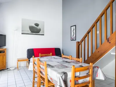 Coin salon dans l'établissement Maison Jumelée à 2 Pas de la Plage - Piscine, Terrasse, Parking Privé - Idéale Famille / Amis - FR-1-319-193