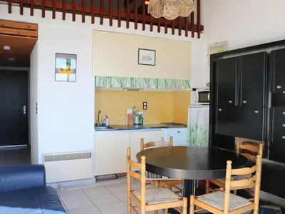 Cuisine ou kitchenette dans l'établissement Biscarrosse Plage - Duplex T2 Centre-Ville - Parking - Balcon - Proche Plage - Ménage Inclus - FR-1-319-208