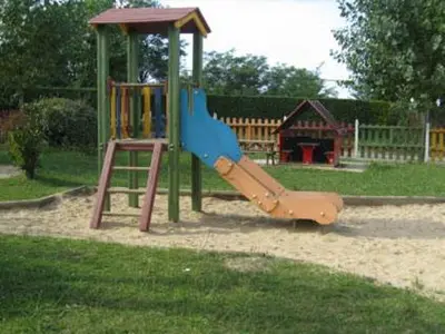 Aire de jeux pour enfants de l'établissement la ferme des 4 chenes