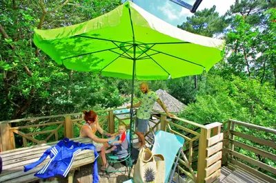 Clients de l'établissement Village Nature et Océan à côté de la plage avec piscine et jacuzzi