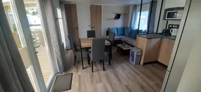 Cuisine ou kitchenette dans l'établissement Mobil-home de charme dans les Landes, neuf, tout équipé