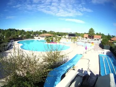 Piscine de l'établissement Mobil-home de charme dans les Landes, neuf, tout équipé ou située à proximité
