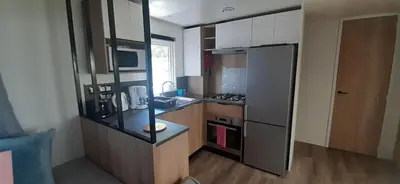 Cuisine ou kitchenette dans l'établissement Mobil-home de charme dans les Landes, neuf, tout équipé