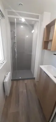 Salle de bains dans l'établissement Mobil-home de charme dans les Landes, neuf, tout équipé