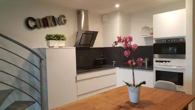 Cuisine ou kitchenette dans l'établissement Appartement CAPBRETON face à l'océan sans vis à vis, avec piscine