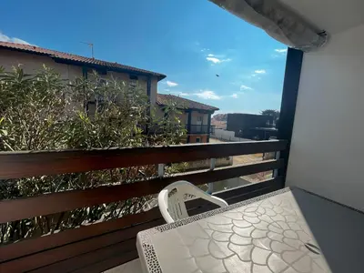 Balcon ou terrasse dans l'établissement Appartement cosi près des dunes, pour 6, Biscarrosse Plage - FR-1-319-342