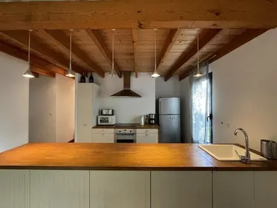 Cuisine ou kitchenette dans l'établissement Villa 8 pers proche lac marin, WiFi, animaux permis, parking - FR-1-379-83