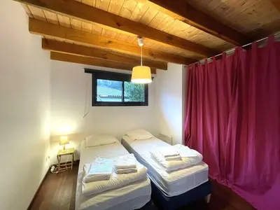 Un ou plusieurs lits dans un hébergement de l'établissement Villa 8 pers proche lac marin, WiFi, animaux permis, parking - FR-1-379-83