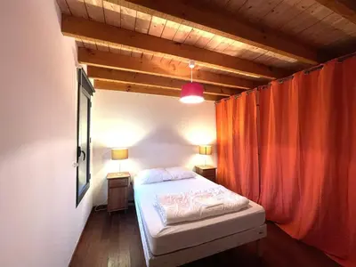 Un ou plusieurs lits dans un hébergement de l'établissement Villa 8 pers proche lac marin, WiFi, animaux permis, parking - FR-1-379-83