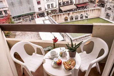 Balcon ou terrasse dans l'établissement Hôtel le Vascon