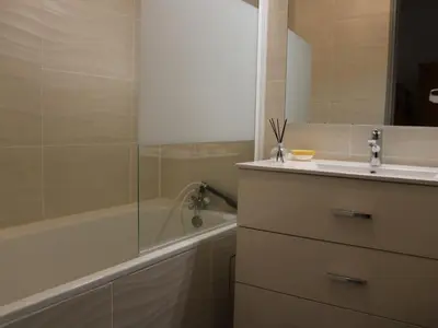 Salle de bains dans l'établissement Studio cabine 4 pers. à Biscarrosse Plage, face océan, ménage inclu - FR-1-319-218