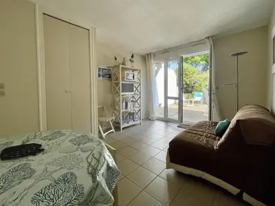 Un ou plusieurs lits dans un hébergement de l'établissement T2 cabine avec grande terrasse sans vis à vis, parking privatif, à 100m des plages - FR-1-420-47