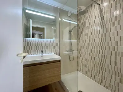 Salle de bains dans l'établissement T2 cabine avec grande terrasse sans vis à vis, parking privatif, à 100m des plages - FR-1-420-47