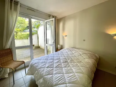 Un ou plusieurs lits dans un hébergement de l'établissement T2 cabine avec grande terrasse sans vis à vis, parking privatif, à 100m des plages - FR-1-420-47