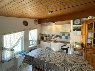Cuisine ou kitchenette dans l'établissement Appartement T3 proche océan et lac, idéal famille - FR-1-379-28
