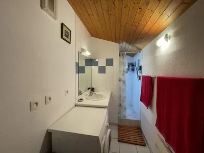 Salle de bains dans l'établissement Appartement T3 proche océan et lac, idéal famille - FR-1-379-28