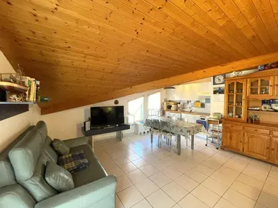 Cuisine ou kitchenette dans l'établissement Appartement T3 proche océan et lac, idéal famille - FR-1-379-28