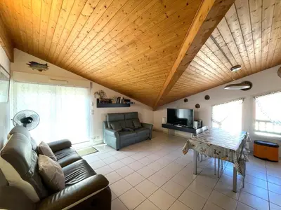 Télévision ou salle de divertissement dans l'établissement Appartement T3 proche océan et lac, idéal famille - FR-1-379-28