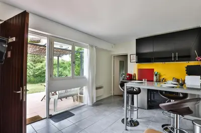 Cuisine ou kitchenette dans l'établissement La Presque Basque