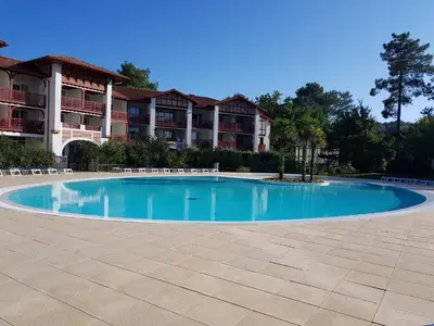 Piscine de l'établissement Appartement a loué domaine de gasgogne a biscarrosse ou située à proximité