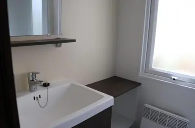 Salle de bains dans l'établissement MH 395 3 chambres et 1 salle de bain dans camping 4 étoiles