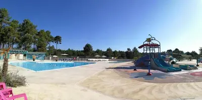 Piscine de l'établissement MH 395 3 chambres et 1 salle de bain dans camping 4 étoiles ou située à proximité