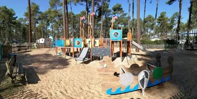 Aire de jeux pour enfants de l'établissement MH 395 3 chambres et 1 salle de bain dans camping 4 étoiles
