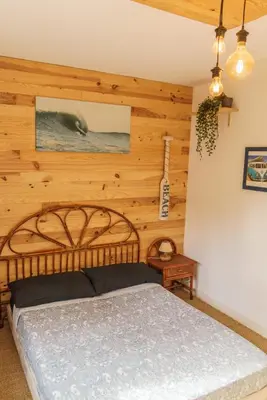 Un ou plusieurs lits dans un hébergement de l'établissement Roofless Surf Lodge