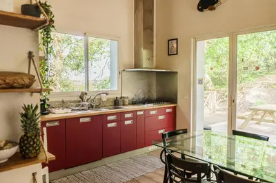 Cuisine ou kitchenette dans l'établissement Roofless Surf Lodge